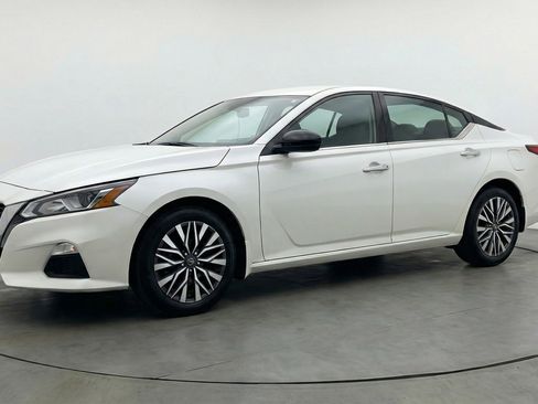 Used 2025 Nissan Altima 2.5 SV image 3