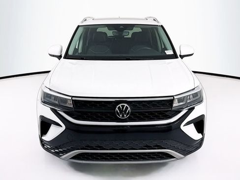 Used 2023 Volkswagen Taos SE w/ Panoramic Sunroof Package FWD image 2