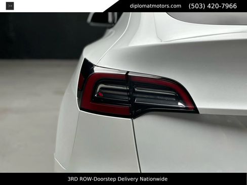 Used 2022 Tesla Model Y Long Range image 11