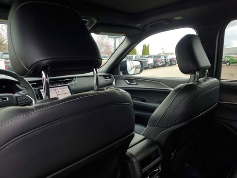 Used 2024 Jeep Grand Cherokee Limited w/ Luxury Tech Group II AWD/4WD image 32