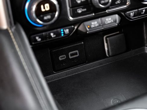 Used 2024 Chevrolet Suburban Premier image 25