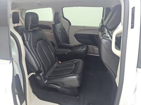 Used 2023 Chrysler Pacifica Touring-L FWD image 21