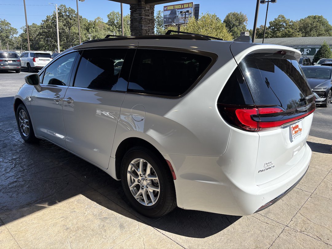 Used 2021 Chrysler Pacifica Touring-L FWD image 8