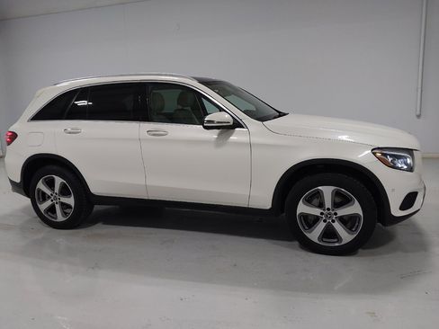 Used 2019 Mercedes-Benz GLC 300 4MATIC w/ Driver Assistance Package image 11