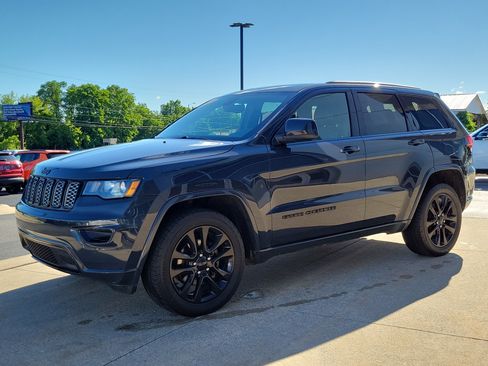 Used 2018 Jeep Grand Cherokee Altitude AWD/4WD image 2
