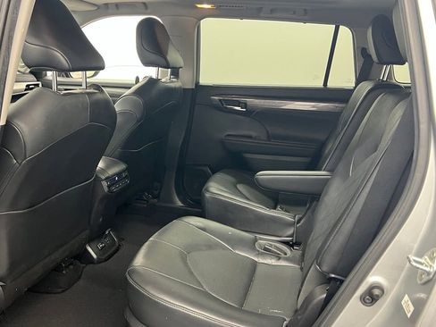 Used 2022 Toyota Highlander Platinum FWD image 13