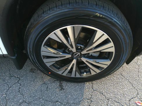 Used 2023 Nissan Rogue SV image 15