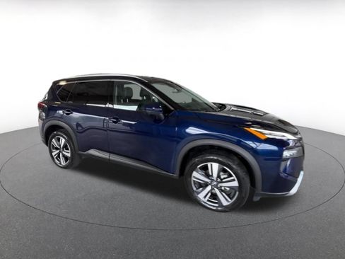 Used 2026 Nissan Rogue SL FWD image 2