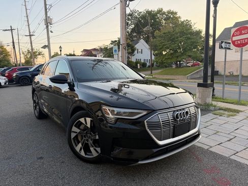 Used 2022 Audi e-tron Premium AWD/4WD image 1