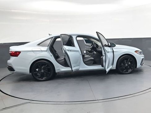 Used 2025 Volkswagen Jetta SE image 35