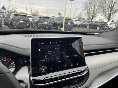 Used 2025 Jeep Compass Limited image 18