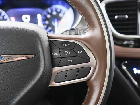 Used 2017 Chrysler Pacifica Limited w/ UConnect Theater Package FWD image 30