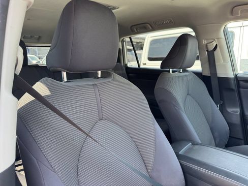 Used 2023 Toyota Highlander LE AWD/4WD image 17