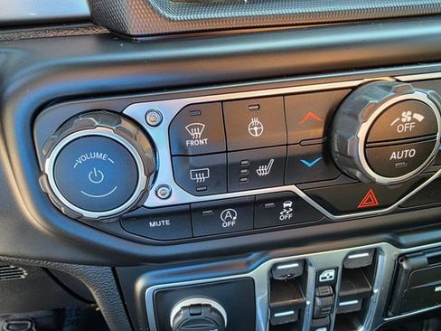 Used 2020 Jeep Wrangler Unlimited Sahara AWD/4WD image 30