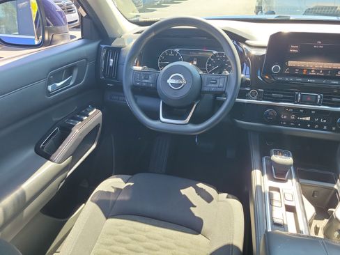 Used 2022 Nissan Pathfinder S FWD image 17