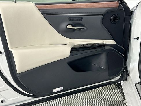New 2025 Lexus ES 300h w/ Premium Package image 19