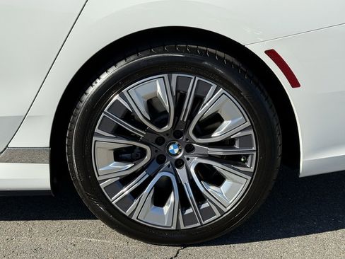 Used 2025 BMW i7 eDrive50 w/ Premium Package image 17