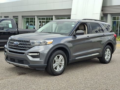 Certified 2023 Ford Explorer XLT w/ Equipment Group 202A AWD/4WD image 5