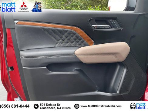 Used 2024 GMC Canyon Denali image 25