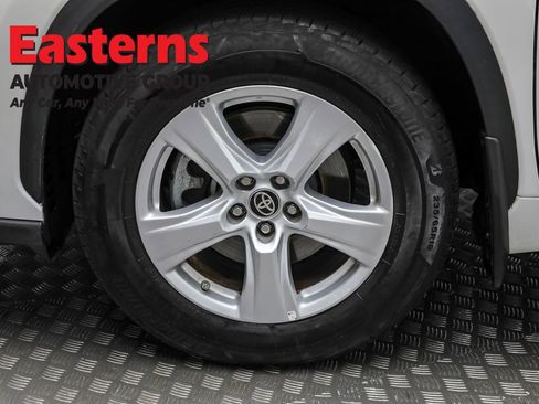 Used 2023 Toyota Highlander LE image 32