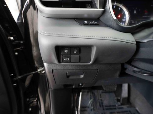 Used 2023 Toyota Highlander XLE image 11