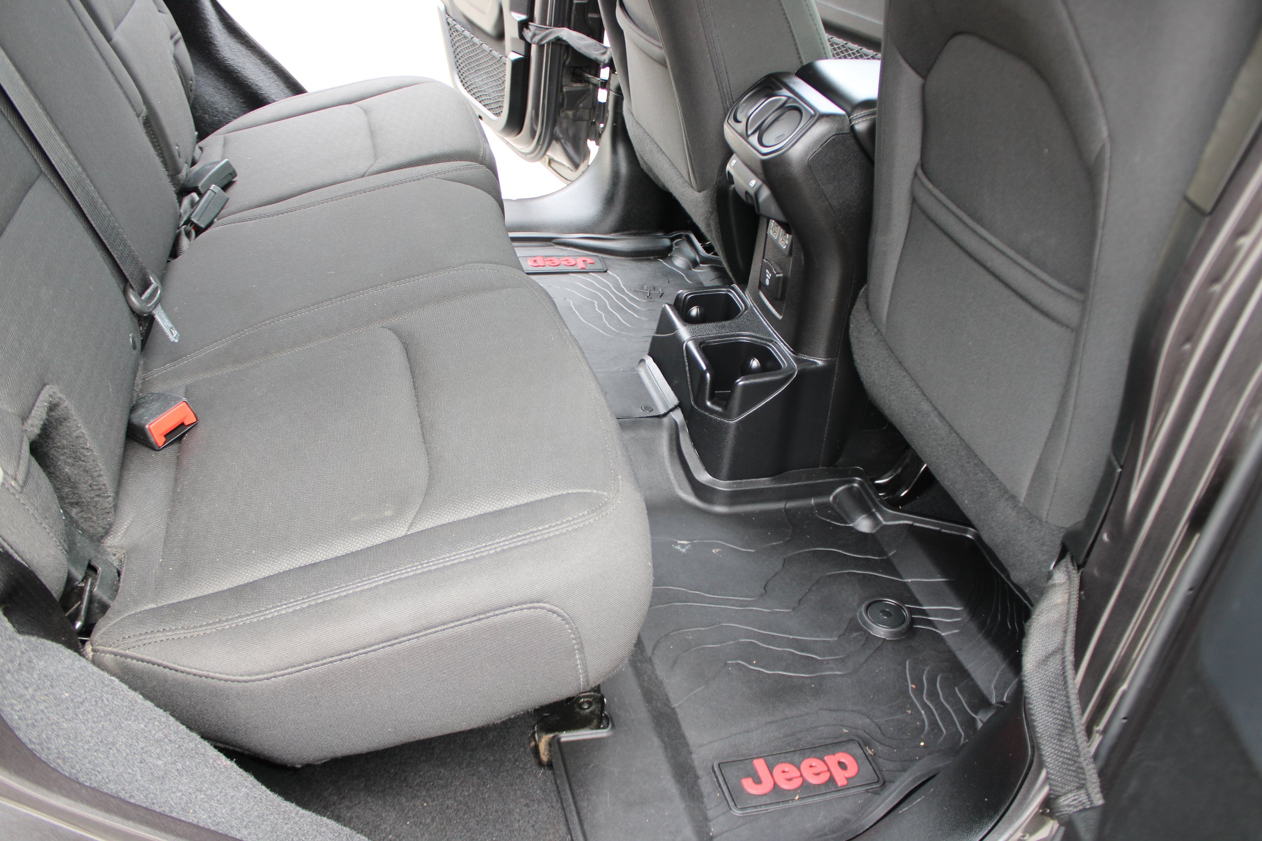 Used 2018 Jeep Wrangler Unlimited Sahara AWD/4WD image 13