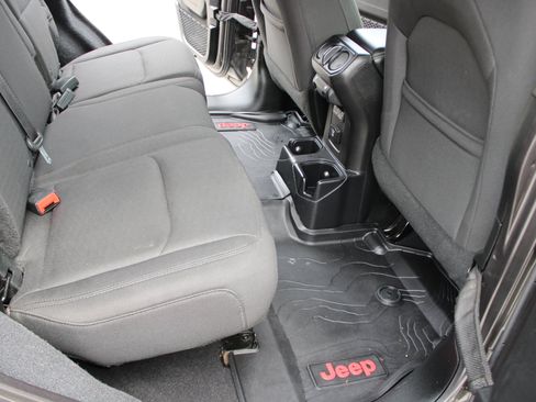 Used 2018 Jeep Wrangler Unlimited Sahara AWD/4WD image 13
