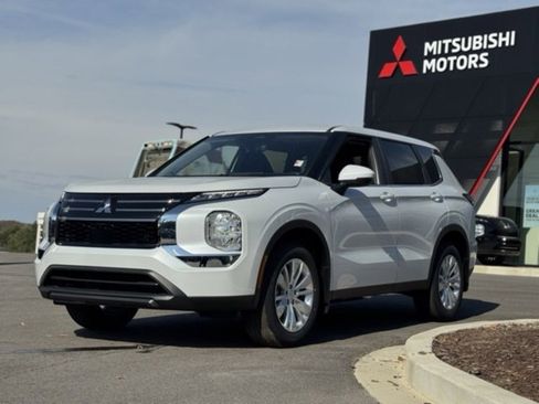 New 2025 Mitsubishi Outlander ES image 7