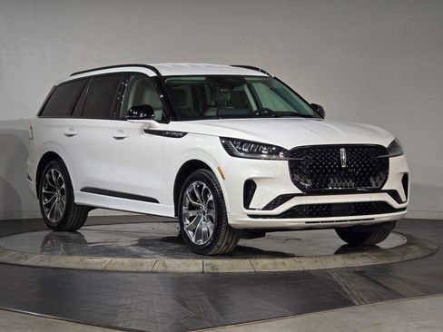 New 2026 Lincoln Aviator AWD w/ Jet Appearance Package image 2