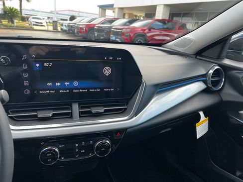 New 2026 Chevrolet Trax LT w/ Sunroof Package image 28