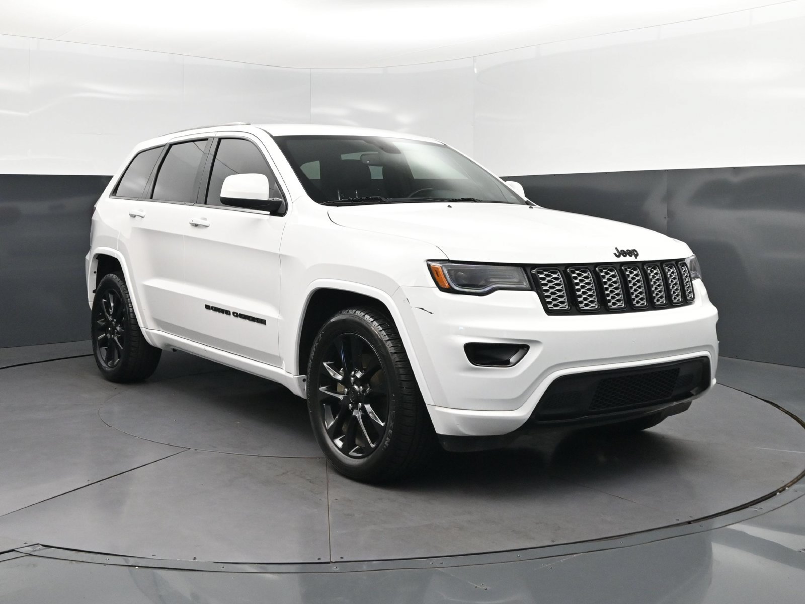 Used 2022 Jeep Grand Cherokee Laredo X RWD image 9