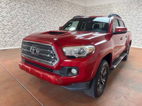Used 2017 Toyota Tacoma TRD Sport w/ Tow Package RWD image 3