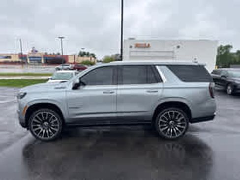 Used 2025 Chevrolet Tahoe High Country AWD/4WD image 4