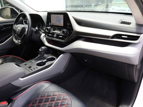 Used 2023 Toyota Highlander LE FWD image 19