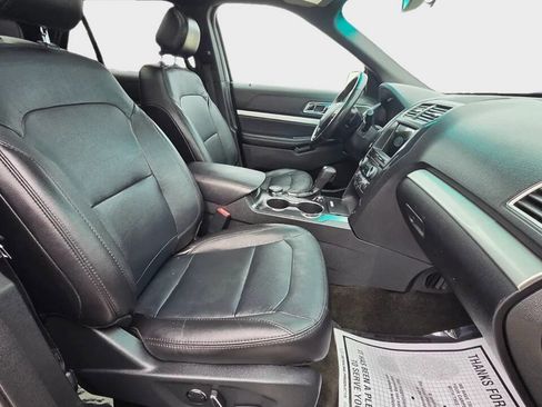 Used 2017 Ford Explorer XLT w/ Equipment Group 202A AWD/4WD image 13