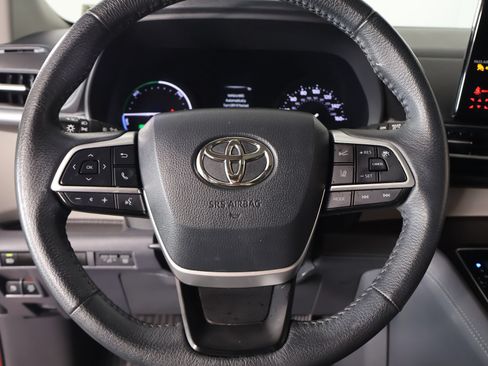 Used 2022 Toyota Sienna XLE FWD image 3