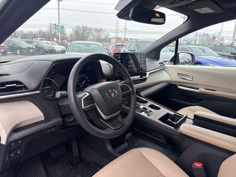 Certified 2024 Toyota Sienna XLE image 10