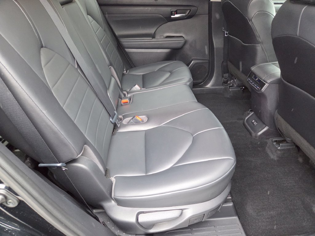 Used 2021 Toyota Highlander XLE AWD/4WD image 5