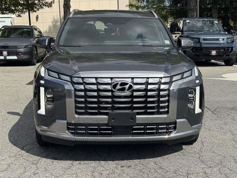 Used 2023 Hyundai Palisade Calligraphy image 2