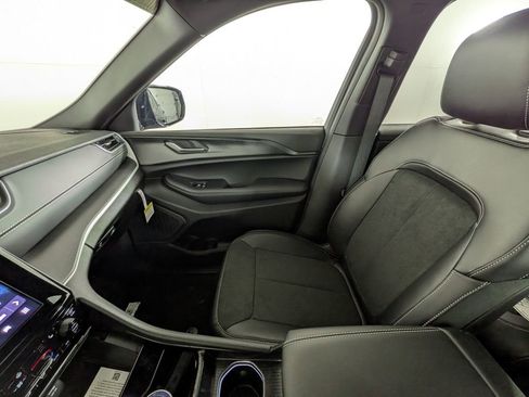 New 2025 Jeep Grand Cherokee L Altitude image 28