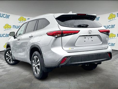 Used 2022 Toyota Highlander XLE image 4