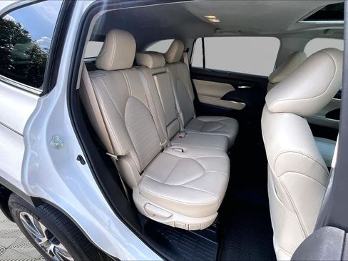 Used 2024 Toyota Highlander XLE AWD/4WD image 20