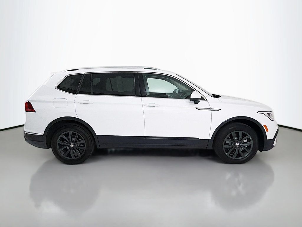 Used 2024 Volkswagen Tiguan SE w/ Panoramic Sunroof Package AWD/4WD image 8
