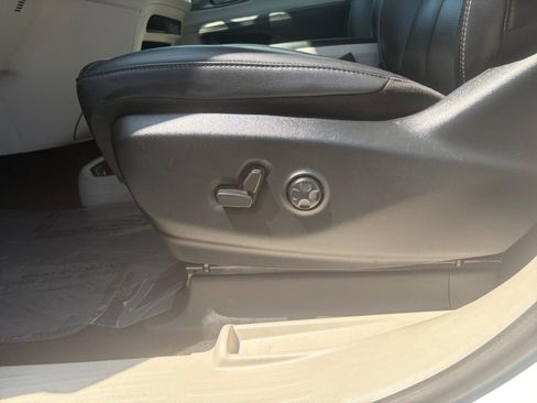 Used 2024 Chrysler Pacifica Touring-L FWD image 15