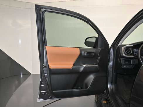 Used 2017 Toyota Tacoma SR5 w/ Tow Package RWD image 10