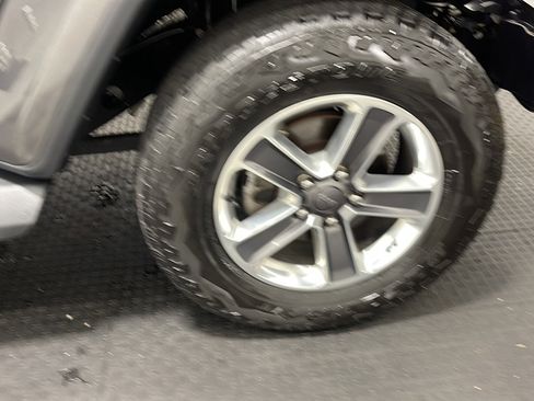 Used 2018 Jeep Wrangler Unlimited Sahara AWD/4WD image 22