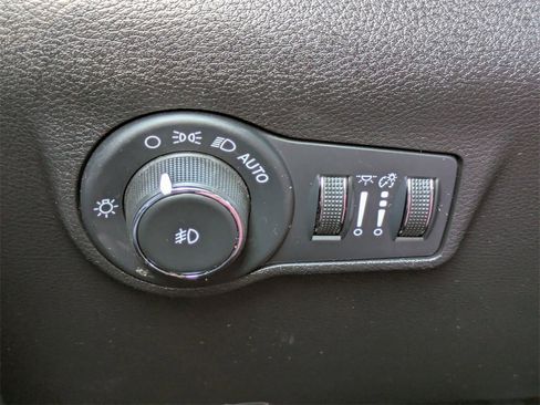 Used 2025 Jeep Compass Latitude image 24