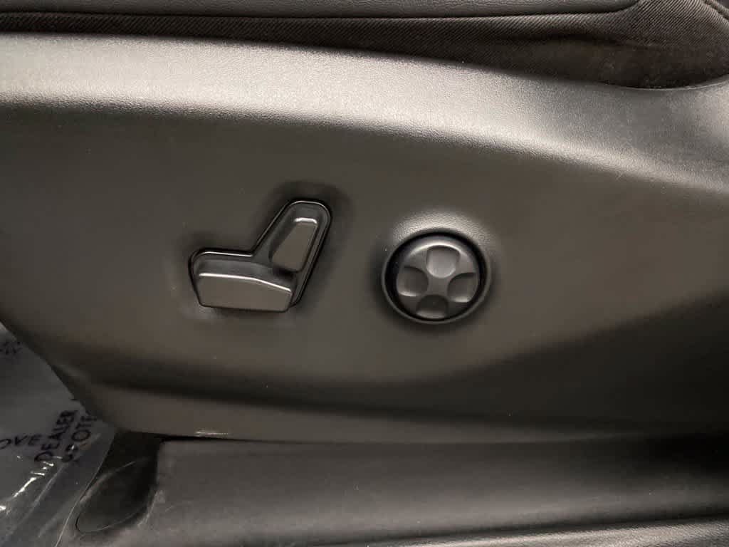 Used 2025 Chrysler Pacifica Select FWD image 13