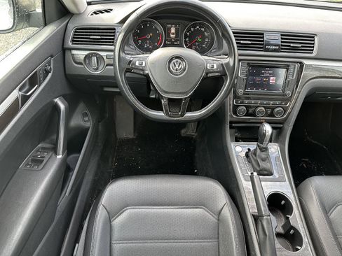 Used 2018 Volkswagen Passat 2.0T SE FWD image 12