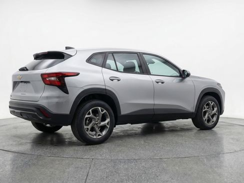 Used 2025 Chevrolet Trax LT image 9